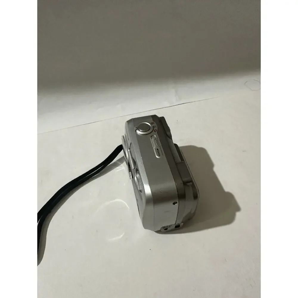 Fujifilm Digital Camera‎ FinePix 2600 Zoom 2.0MP Silver For Parts Repair ONLY